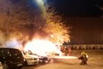 Incendi - Bomber apagant vehicle en flames a Badia