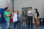 El president del Consell Comarcal, l'alcaldessa i els regidors de Badia parlen amb les tècniques del C. Comarcal