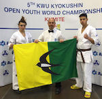 Els esportistes del Karate Badia Paula Sánchez, José Jarauta i Ahmed Akhdim, posen amb la bandera de Badia del Vallès al 5è Campionat KWU Kyokushin Open Youth de Varna (Bulgària)
