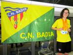 Marian Polo posa amb les seves medalles al costat de la bandera del CN Badia