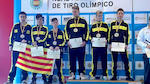 Flores i Oviedo, amb la medalla de plata, al segon calaix del podi en la competició per equips. Foto cedida per la família de J.Flores