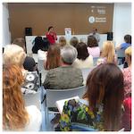 Blanca Busquets s'adreça als participants en la trobada de clubs de lectura de Badia del Vallès. Foto: SLC/Biblioteca Vicente Aleixandre