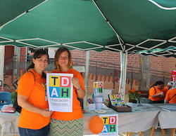 Dues membres de l'Asociación TDAH Badia del Vallès davant la paradeta instal·lada a la plaça Major