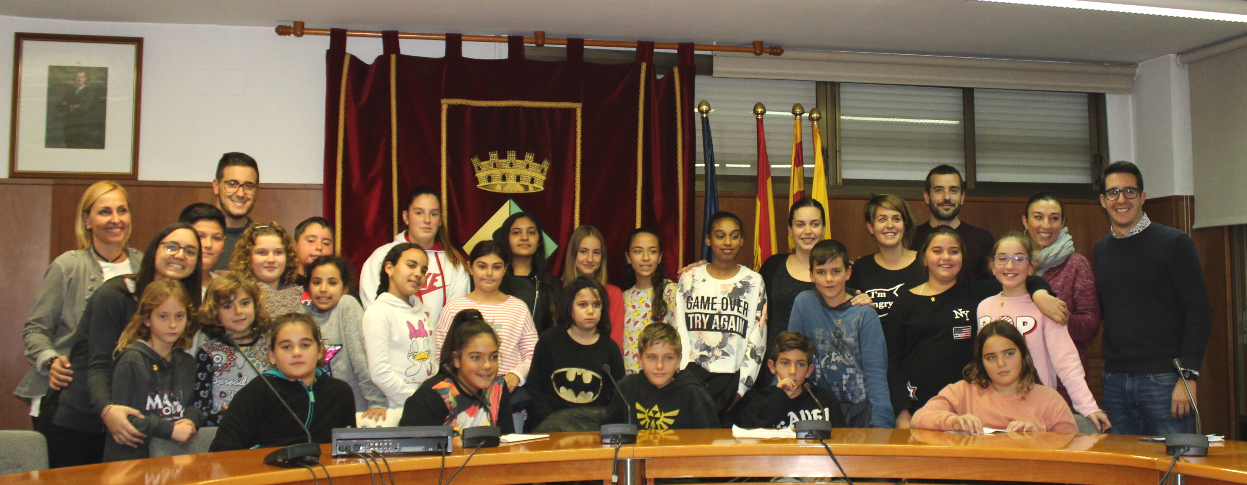 Els membres del Consell dels Infants, amb l'alcaldessa i els regidors presents