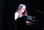 La jove Carla Armesto va interpretar una cançó al piano