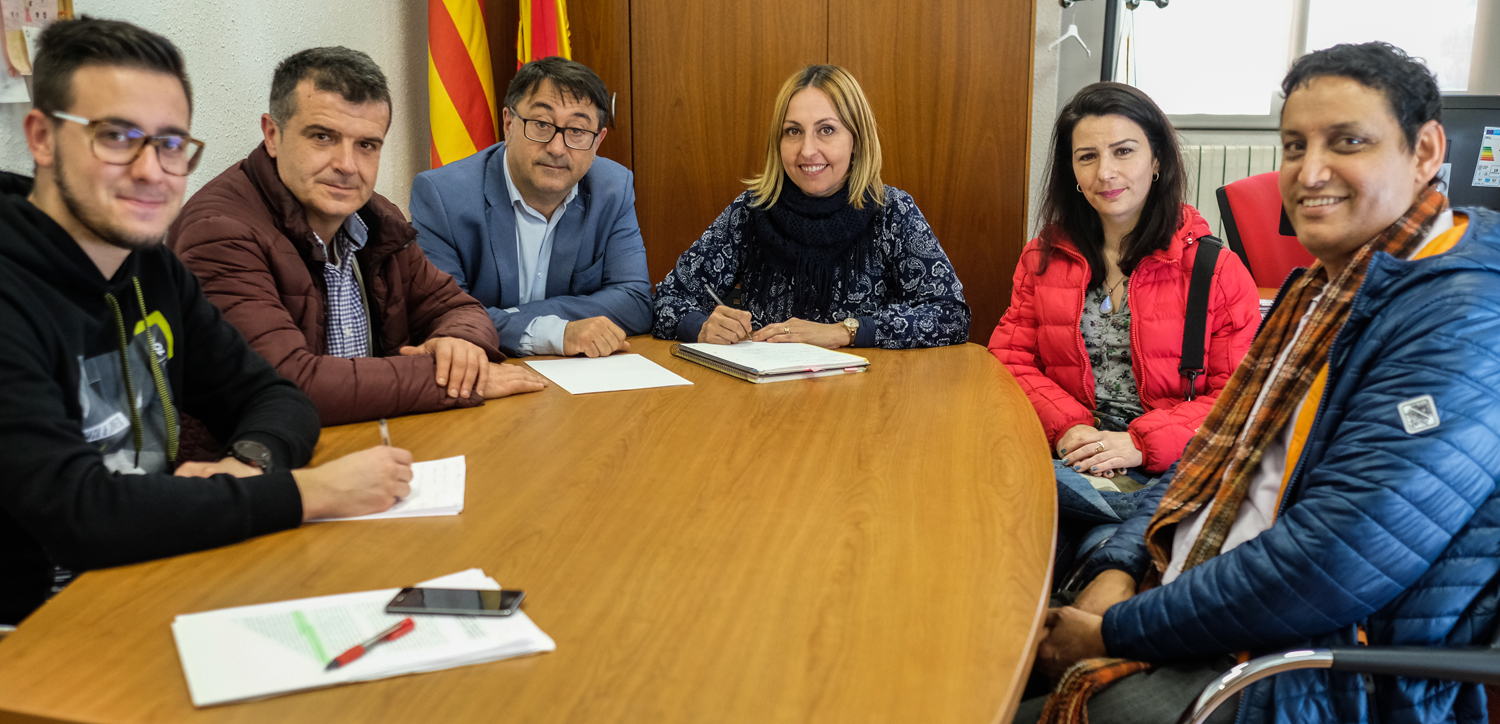 El representant de la Repblica Sahrau a Catalunya, Mah Lahdih, s'ha reunit aquest mat amb l'alcaldessa de Badia, Eva Menor, i amb representants dels grups poltics que conformen el ple municipal, per reactivar vies de collaboraci amb Badia.