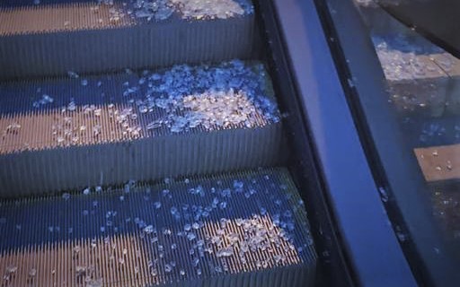 Aturada del tram superior les escales mecniques de Btica per un vidre trencat