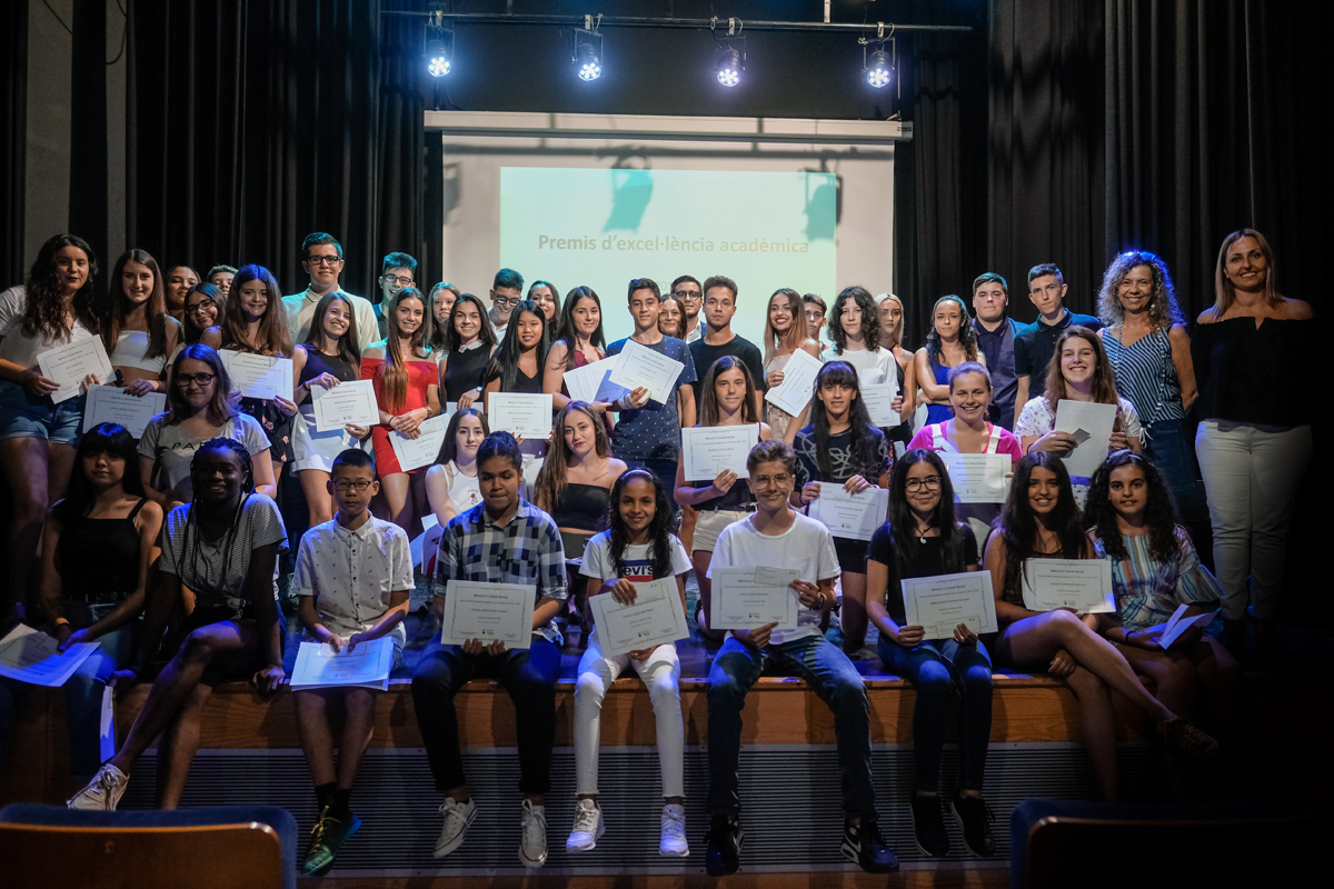 Fotografia de les persones estudiants que han estat reconegudes amb els Premis de l'Excellncia.