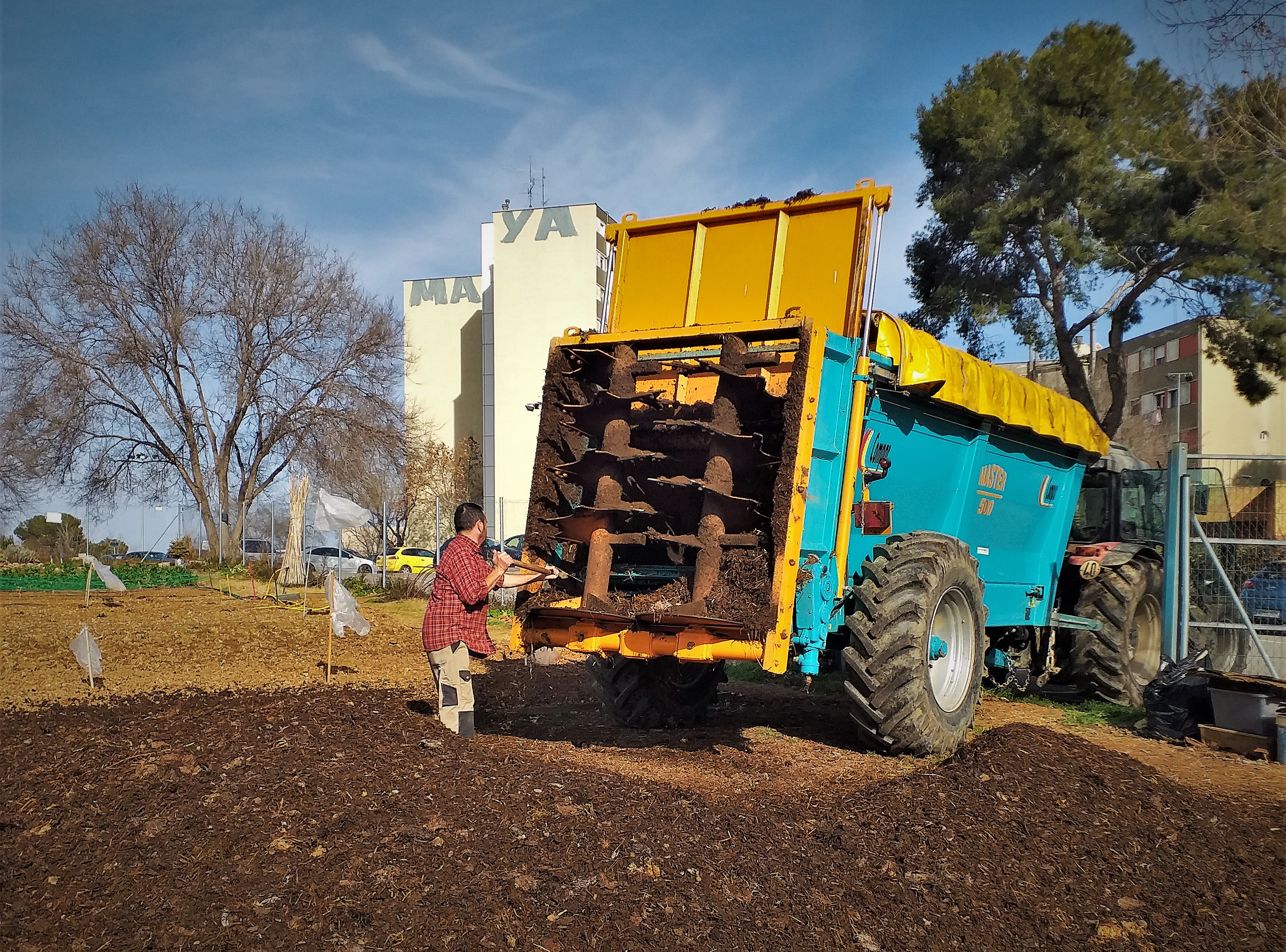Les granges de l'Autnoma han aportat 8 tones de fems per adobar la terra de l'hort comunitari de Badia