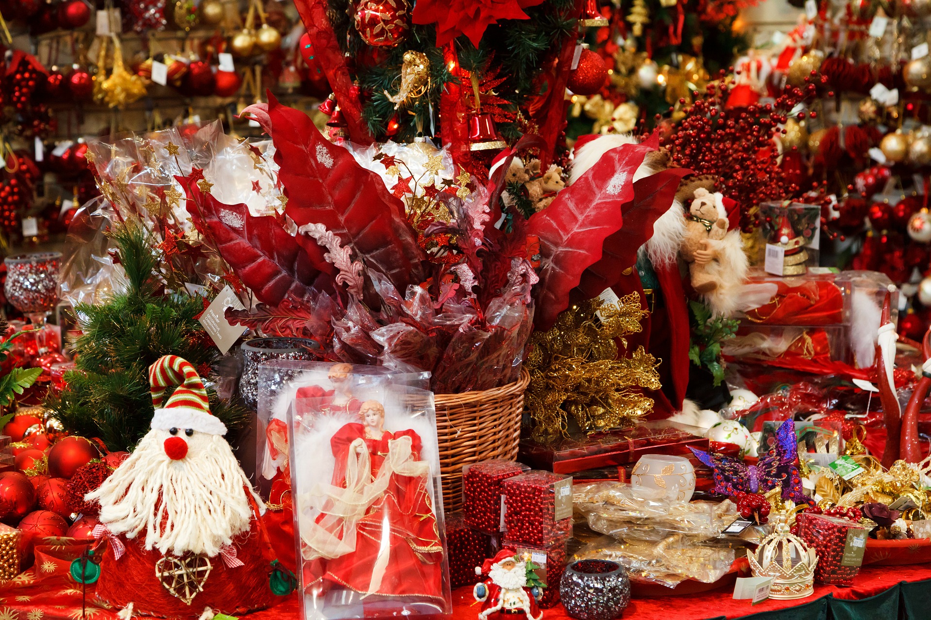 La Cambra de Comer de Sabadell amb la collaboraci dels ajuntaments, de les associacions de comerciants i dels mercats de la comarca, organitza el tradicional Concurs dAparadors amb motiu de les festes de Nadal.