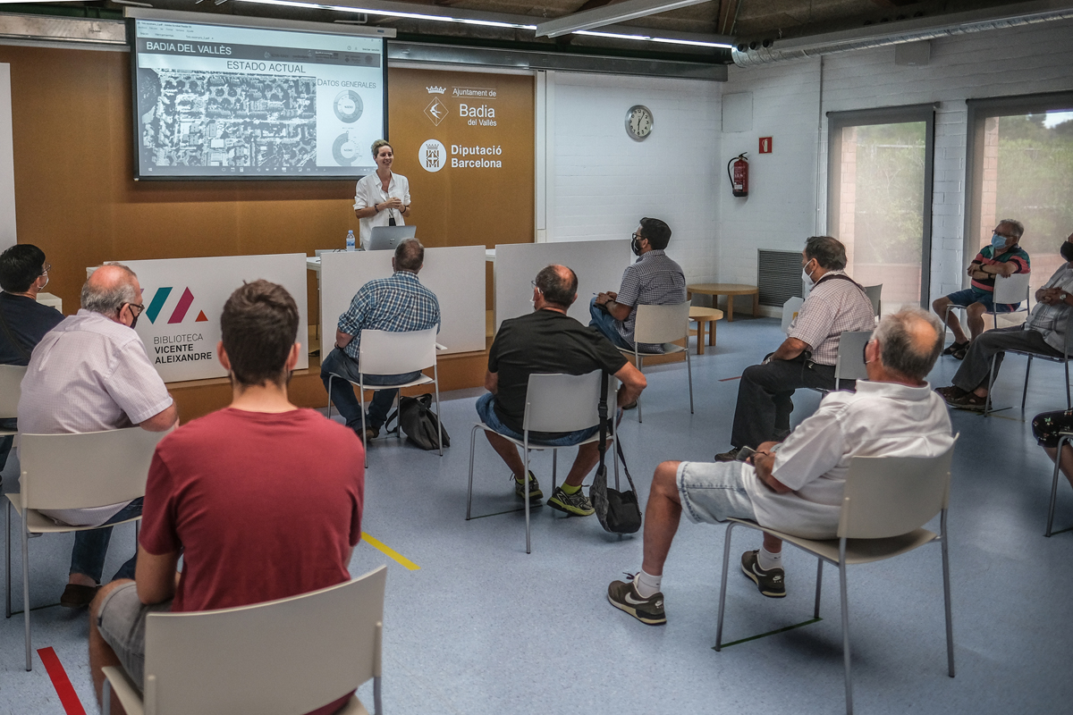Lambientloga Susana Toboso, de L'Institut de Cincia i Tecnologia Ambientals de la Universitat Autnoma de Barcelona (ICTA-UAB), va presentar ahir, a la Biblioteca de Badia del Valls, el seu estudi sobre la utilitzaci de les cobertes dels edificis.