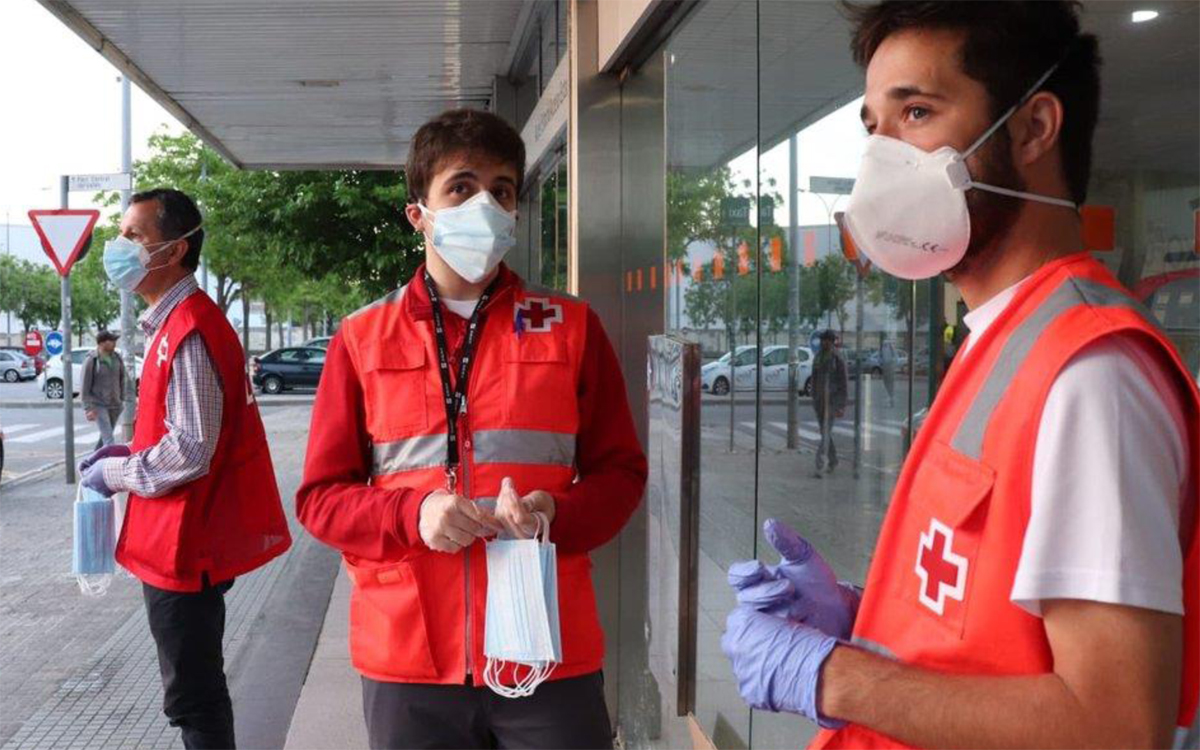 Promotors i promotores de salut de Creu Roja, a Badia del Valls per conscienciar sobre la COVID-19