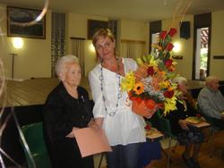 Eva Menor entrega ramo en III homenatge gent gran