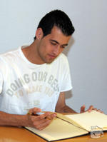 sergi busquets signant el llibre de firmes