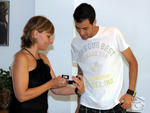 eva menor entrega pin de plata a sergi busquets eva menor entrega pin de plata a sergi busquets