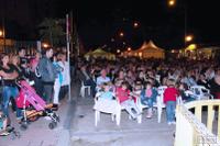 eva menor con gente fiesta mayor