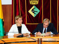 alcaldessa i Ernest maragall signant llibre d'honor