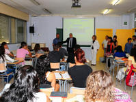 Conseller Maragall visitant les aules del IES Badia