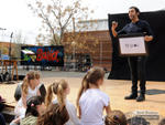 antonio diaz amb el graffitti de fons