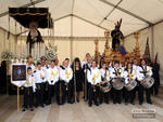 Pasos y banda de tambores y cornetas