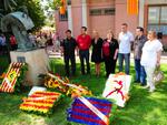 L'Alcaldessa i els Portaveus dels grups municipals del consistori durant l'ofrena floral