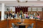 Foto de record de la visita dels alumnes d'intercanvi a l'Ajuntament de Badia del Vall&egrave;s