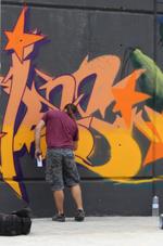 Graffiter treballant al Badia Style