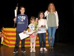 La regidora Montserrat Jim&eacute;nez, amb els premiats de 3r de prim&agrave;ria