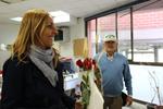 L' alcaldesa amb les roses amb qu&egrave; el Casal d'avis va voler obsequiar les treballadores de l'Ajuntament