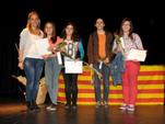 L'alcaldessa, Eva Menor, els estudiants premiats de l'IES Federica Montseny