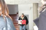 Alumnes dels cursos de catal&agrave; del SLC tamb&eacute; van llegir poemes