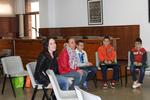 L'alcaldessa de Badia, la regidora d'Inf&agrave;ncia i els alumnes de 5&egrave; de La Mu&ntilde;eira, a la sala de plens de l'Ajuntament