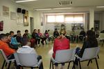 L'alcaldessa de Badia, la regidora d'Inf&agrave;ncia i els alumnes de 5&egrave; de La Mu&ntilde;eira, a la sala de plens de l'Ajuntament
