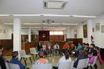 L'alcaldessa de Badia, la regidora d'Inf&agrave;ncia i els alumnes de 5&egrave; de La Mu&ntilde;eira, a la sala de plens de l'Ajuntament