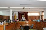 L'alcaldessa de Badia i els alumnes de 5&egrave; de La Mu&ntilde;eira, a la sala de plens de l'Ajuntament