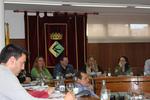 Els regidors Santerv&aacute;s (AEB, en primer terme), Jim&eacute;nez, Lancho, l'alcaldessa Eva Menor i la regidora Gracia (PSC)
