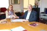 L'alcaldessa de Badia, Eva Menor, i el president del Comit&egrave; Local de la Creu Roja a Sabadell, Josep Masip