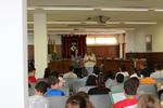Eva Menor i Raquel Gracia expliquen als alumnes del funcionament de l'Ajuntament