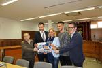 D'esq. A. Mart&iacute;nez, I. L&uacute;quez, E. Menor, Y. Sabariego i J. Mart&iacute;nez, amb el cartell promocional del partit
