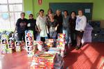 Membres del Voluntariat Social de Badia i treballadores de l'Ajuntament van classificar les joguines