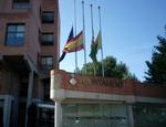 Les banderes de l'Ajuntament, a mig pal. FOTO: Policia Local de Badia del Vall&egrave;s
