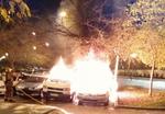 Incendi - Bomber apagant vehicle en flames a Badia