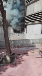 El fum surt per una de les finestres. Foto: Policia Local de Badia del Vall&egrave;s