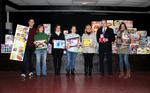 L'alcaldessa i els regidors de Badia que van rebre les joguines posen amb directius de 'la Caixa'