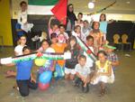 El Dr. Sapastre amb alguns infants palestins