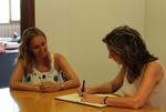 Montserrat Capdevila signa en el llibre d'honor de la ciutat, en pres&egrave;ncia de l'alcaldessa de Badia, Eva Menor