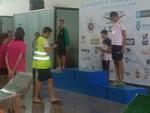 V&iacute;ctor de Pablo (CN Badia) al podi amb la medalla de plata aconseguida al Campionat d'Espanya de Nataci&oacute; Alev&iacute;