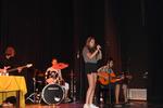 Actuaci&oacute; musical d'una de les alumnes premiades