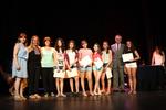 La regidora de Benestar Social, Ma. Jos&eacute; Granados; l'alcaldessa, Eva Menor; la regidora Teresa Carceller i el representant del Dep. d'Ensenyament, Llu&iacute;s Baulenas, amb les alumnes de 1r d'ESO premiades