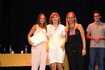 Les alumnes distingides amb una menci&oacute; especial posen amb l'alcaldessa; al fons el regidor d'Educaci&oacute;, Iv&aacute;n Sanz